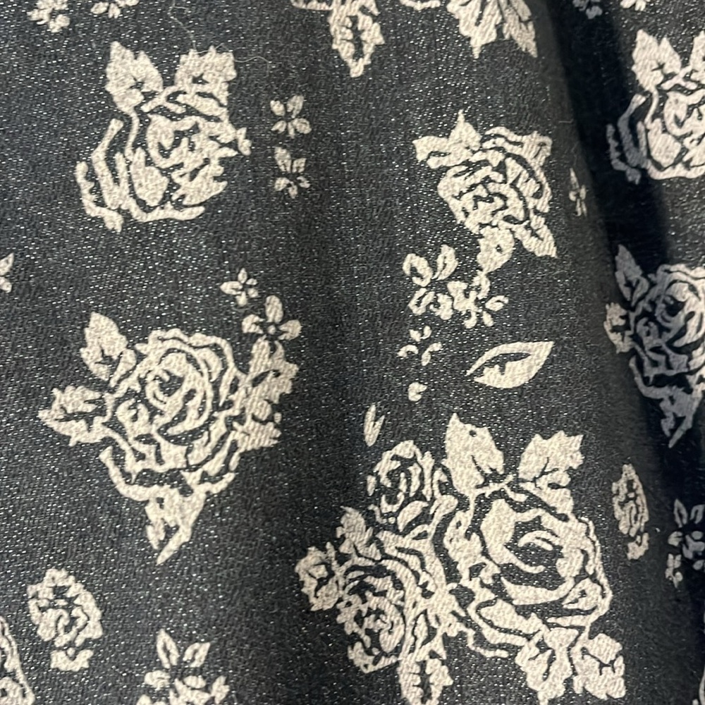 FAVE Women’s Roses 🌹 Pattern Jeans - Picture 2 of 8